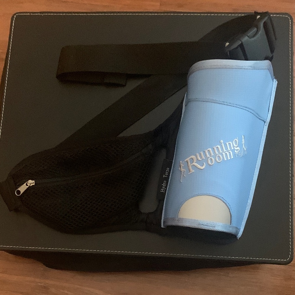 Running Room Hydration Belt with Blue Bottle Holder